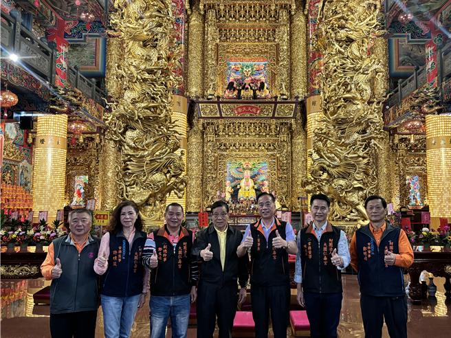 桃園市大園仁壽宮為地方重要信仰中心，為慶祝感天大地來台187週年，廟方自11月20日起舉辦為期6天的系列活動，內容豐富多元含捐血送烤鴨、頒120萬獎助學金、捐贈150萬的加護病房血液淨化設備、50組陣頭等公益活動。（廖姮玥攝）