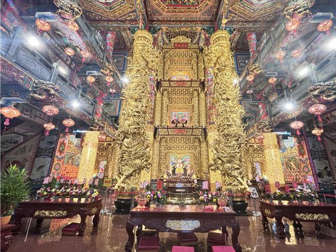 桃園市大園仁壽宮為地方重要信仰中心，為慶祝感天大地來台187週年，廟方自11月20日起舉辦為期6天的系列活動，內容豐富多元含捐血送烤鴨、頒120萬獎助學金、捐贈150萬的加護病房血液淨化設備、50組陣頭等公益活動。（廖姮玥攝）