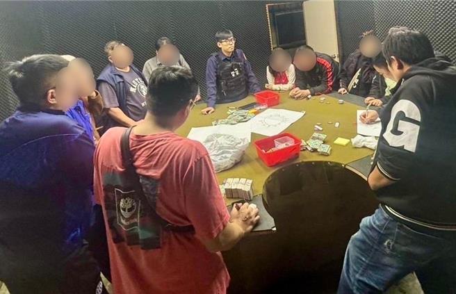警方逮捕傅姓负责人以及工作人员依赌博罪送办。（警方提供）