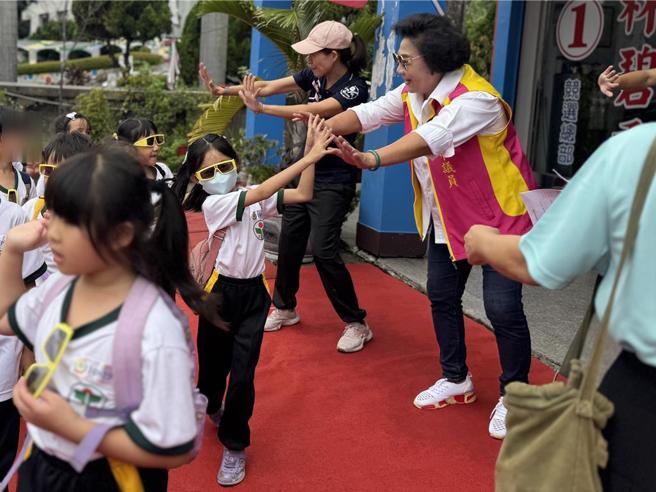 台中市大里區塗城國小一年級學童19日下午展開校慶踩街，活動不僅20多位家長投入擔任關主，塗城國小校友、市議員林碧秀也為學童介紹學校歷史等。（潘虹恩攝）