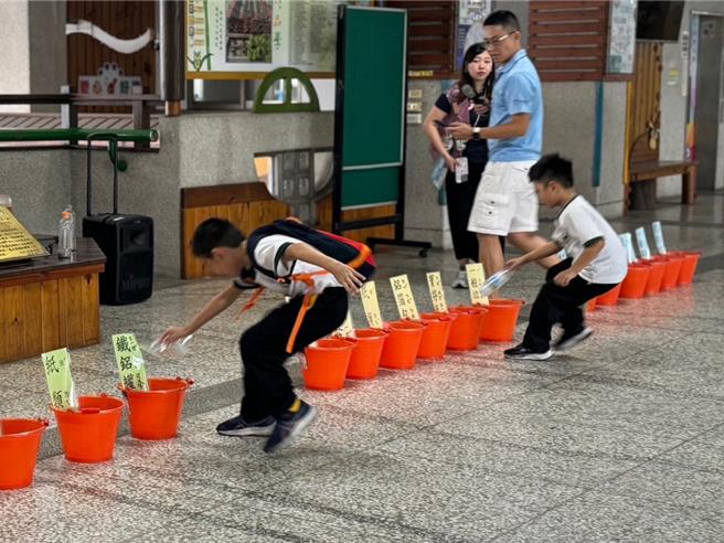台中市大里區塗城國小一年級學童19日下午展開校慶踩街，校方結合生活教育、環保知識等在不同地點設置闖關，寓教於樂。（潘虹恩攝）