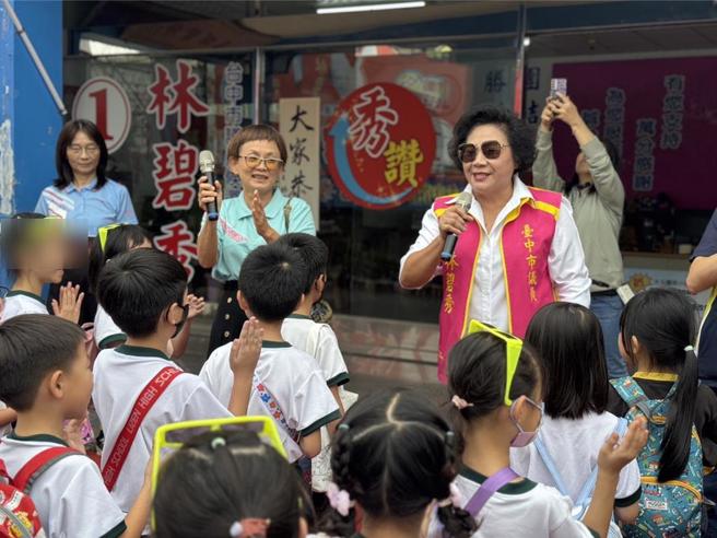 台中市大里區塗城國小一年級學童19日下午展開校慶踩街，活動不僅20多位家長投入擔任關主，塗城國小校友、市議員林碧秀也為學童介紹學校歷史等。（潘虹恩攝）