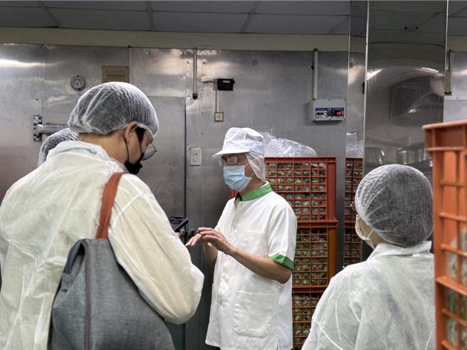 日前基隆市發生團膳菜餚中有針頭，基市府獲報後，11日會同台北市政府赴團膳業者進行稽查。並於18日具狀向基隆地檢告發肉品商。（基隆市政府提供／張志康基隆報導）