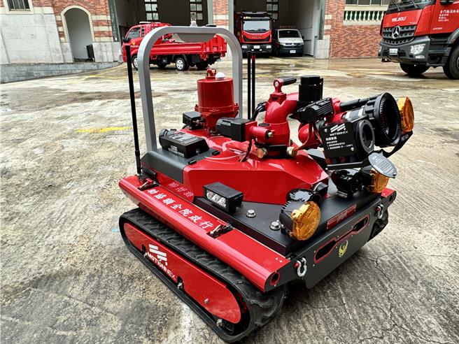 在金門首度亮相的救災機器人，結合最新科技及性能，大幅度降低消防人員救災時之風險，保護縣民之生命安全。(于家麒攝)