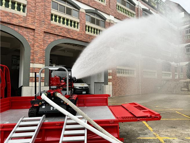 救災機器人最大射水流量達每分鐘4800公升，可切換直線或水霧射水。(于家麒攝)