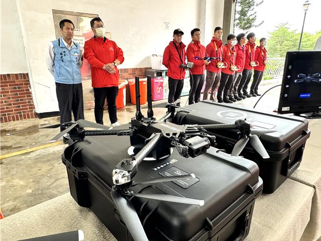 熱顯像空拍機具備紅外線與可見光同步顯示、雙畫面切換、即時監看回傳及攝錄影功能。(于家麒攝)