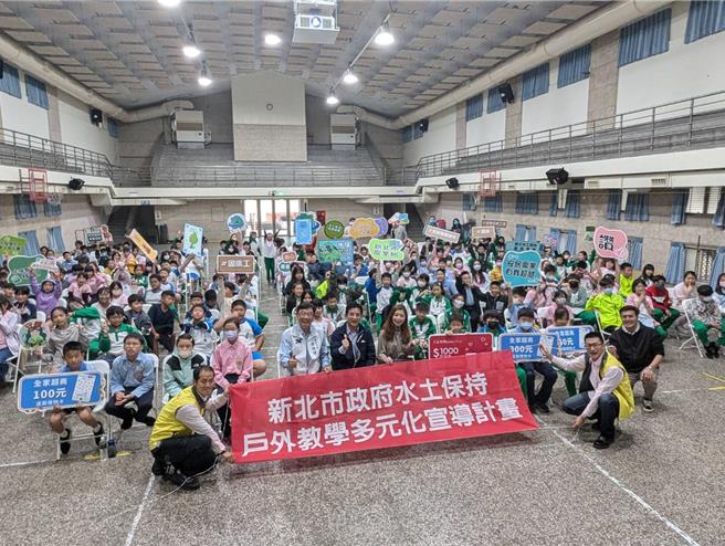 農業局長諶錫輝帶領250名師生在遊戲競賽過程中，學習水土保持知識。（王揚傑攝）