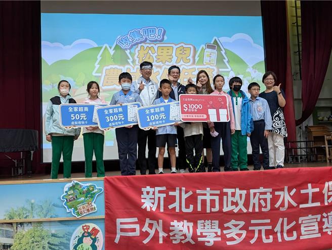 競賽表現傑出的前8名學生由農業局長諶錫輝頒發禮券鼓勵。（王揚傑攝）