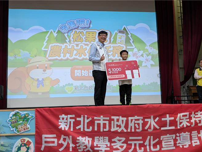 競賽表現傑出的前8名學生由農業局長諶錫輝頒發禮券鼓勵。（王揚傑攝）