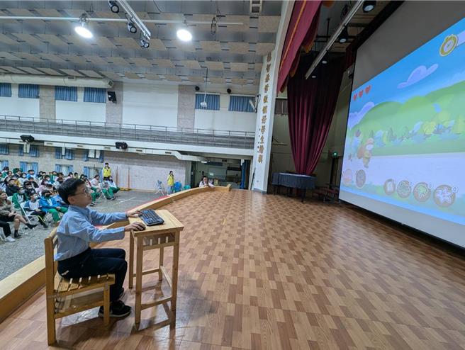 學生參與辦理農村水保線上遊戲競賽。（王揚傑攝）