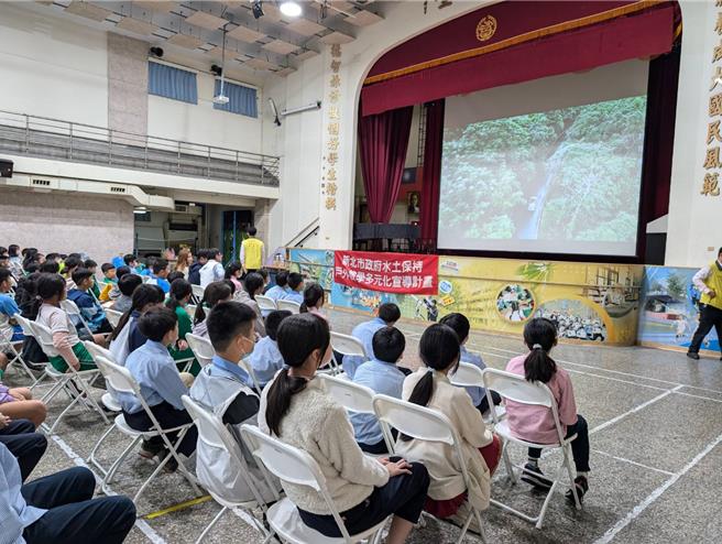 現場播放水土保持教育宣導影片。（王揚傑攝）