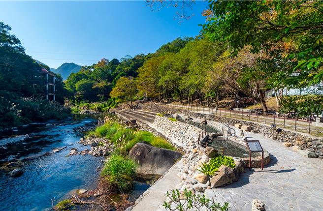 桃园市风管处开发小乌来义盛温泉1号井凿井工程，初期规画将温泉资源投入宇内溪戏水区野溪温泉，未来将视实际取供情形，提供当地合法民宿业者及露营区申请使用温泉资源。（桃市风管处提供／吕筱蝉桃园传真）