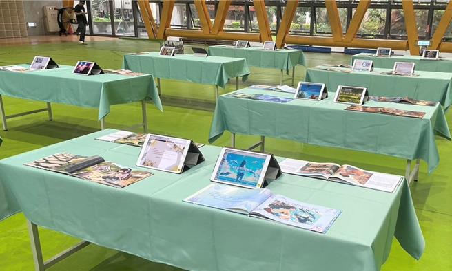 邀请关怀台湾文教基金会办理学生「AI绘图竞赛」展览。（新北市教育局提供）