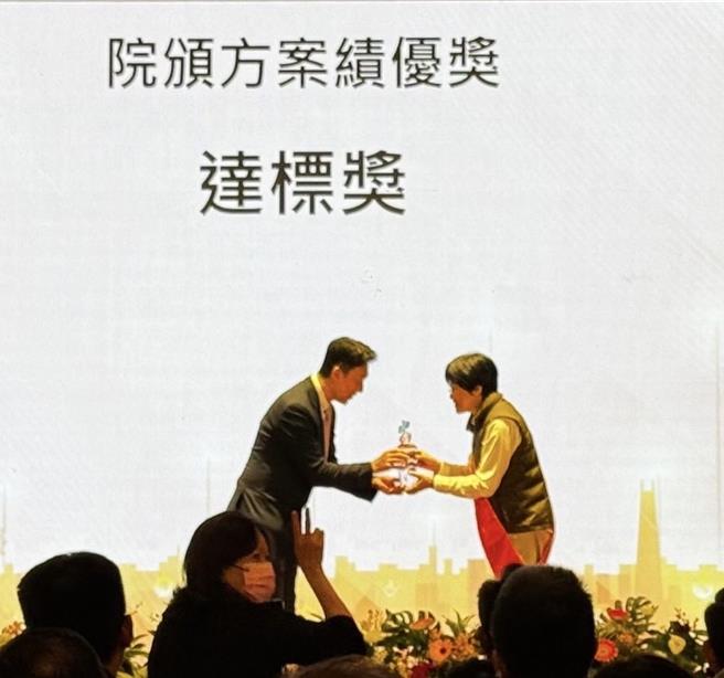 交通局交通安全科科长林碧芬（右）代表接受达标奖。（交通局提供）