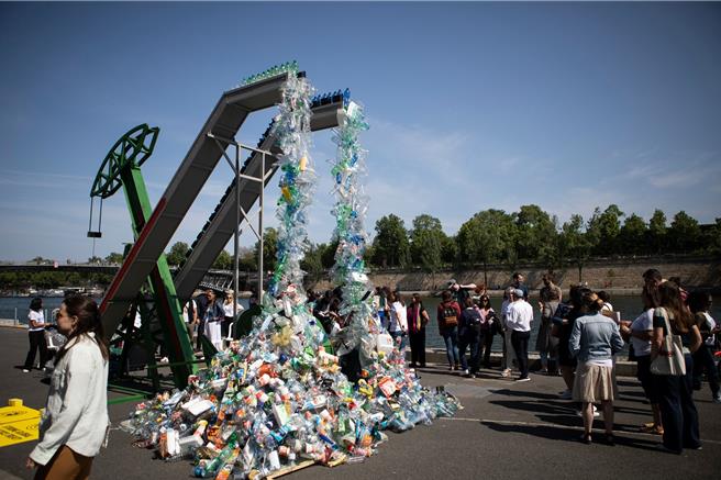 绿色和平调查发现，韩国、台湾与日本的初级塑胶聚合物产能每年可达4199万吨，推估可产生99.93百万公吨碳排，呼吁台湾研拟塑胶减产跟减少石化生产的政策，并检讨「四轻扩建乙烯产能」决策，才能迈向净零。（绿色和平提供／蔡佩珈台北传真）