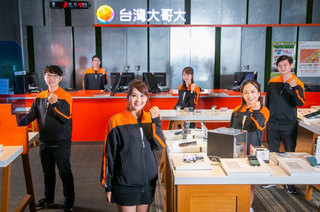 台湾大哥大秉持「Open Possible 能所不能」的精神，打造「智能客服小麦」正确回覆率提升至99%、AI语音客服准确率达97%，同时搭配次世代门市科技顾问，为用户带来独一无二的服务体验。(图/台湾大哥大 提供)