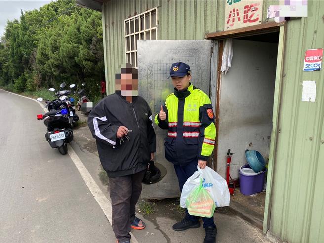 桃園市楊梅區18日凌晨，1名75歲鍾姓老翁騎乘機車不慎自摔，臉部受傷血流不止，楊梅警分局幼獅派出所員警獲報後前往協助並送醫救治。（警方提供／廖姮玥桃園傳真）