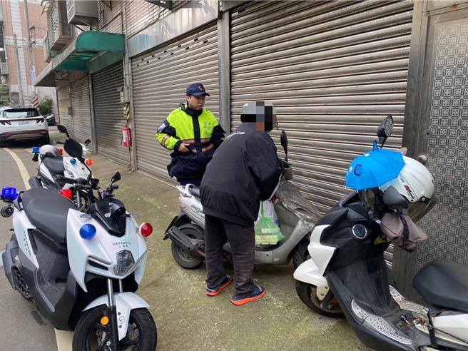 桃園市楊梅區18日凌晨，1名75歲鍾姓老翁騎乘機車不慎自摔，臉部受傷血流不止，楊梅警分局幼獅派出所員警獲報後前往協助並送醫救治。（警方提供／廖姮玥桃園傳真）