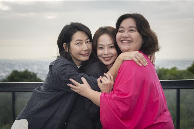 丁寧（左起）、孫淑媚、鍾欣凌19日《拜六禮拜》彰化拍戲探班。（華視、公視台語台提供）