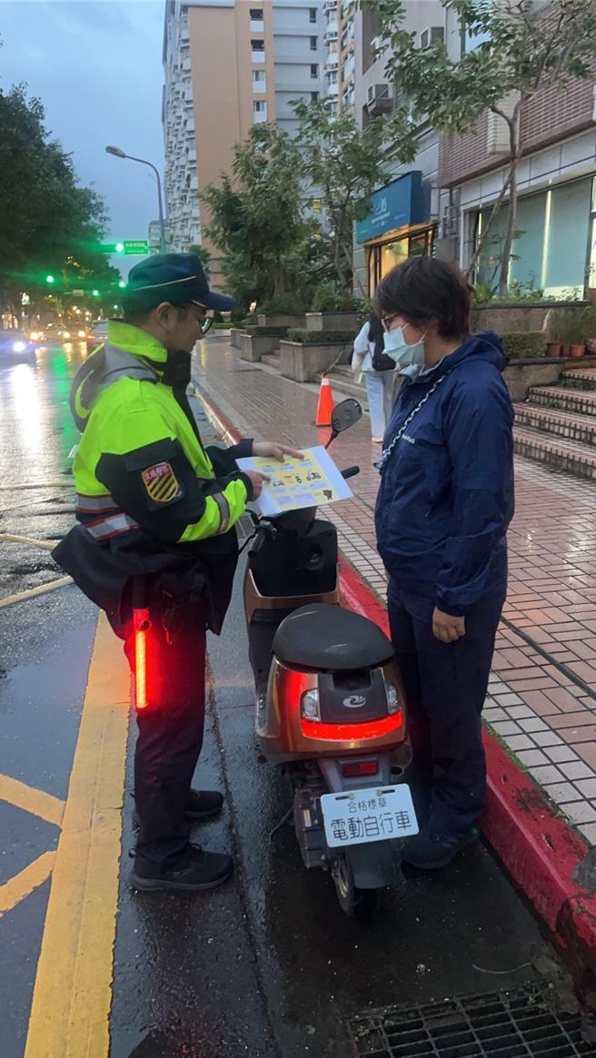 微電車「掛牌新制」倒數，違規最重罰3600元，警方加強宣導。（警方提供）