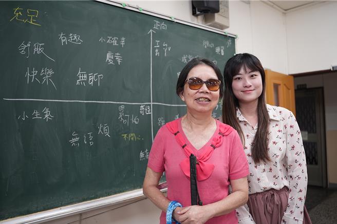 賴淑蘭老師（左）在興大開設通識10年，教生命教育與社會關懷，也教學生覺察情緒。（興大提供／李京昇台中傳真）