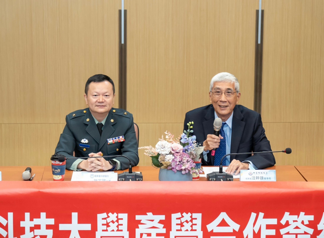 中臺科大汪幹雄董事長致詞(右)與國軍臺中總醫院施宇隆院長(左)雙方交流座談。(照片/中臺科大提供)
