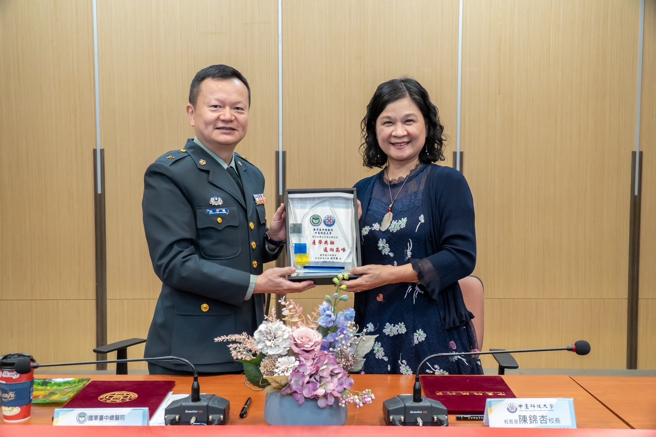 國軍臺中總醫院施宇隆院長(左)與中臺科大陳錦杏校長(右)相互贈禮談。(照片/中臺科大提供)