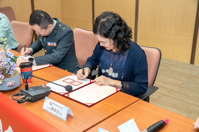 簽約儀式。(照片/中臺科大提供)