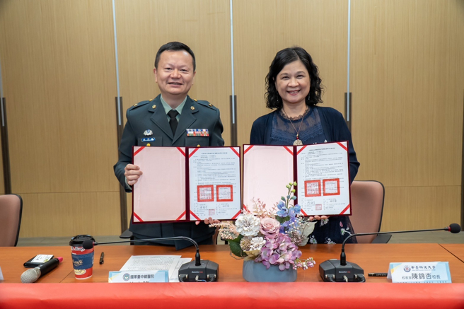 中臺科大陳錦杏校長(右)與國軍臺中總醫院施宇隆院長(左)簽約合影。(照片/中臺科大提供)