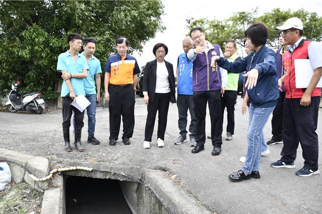彰化縣長王惠美等人視察溪州鄉三西路現況。（彰縣府提供／葉靜美彰化傳真）