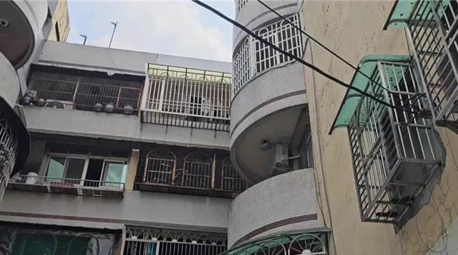 桃园30岁菲律宾移工马克去年7月17日与女友蜜雀儿发生口角，以螺丝起子刺死蜜雀儿。为毁尸灭迹，他将内臟取出切成小块冲马桶，还割下她右小腿弃尸。桃园地方法院国民法官依杀人罪判处无期徒刑，可上诉。（本报资料照片）