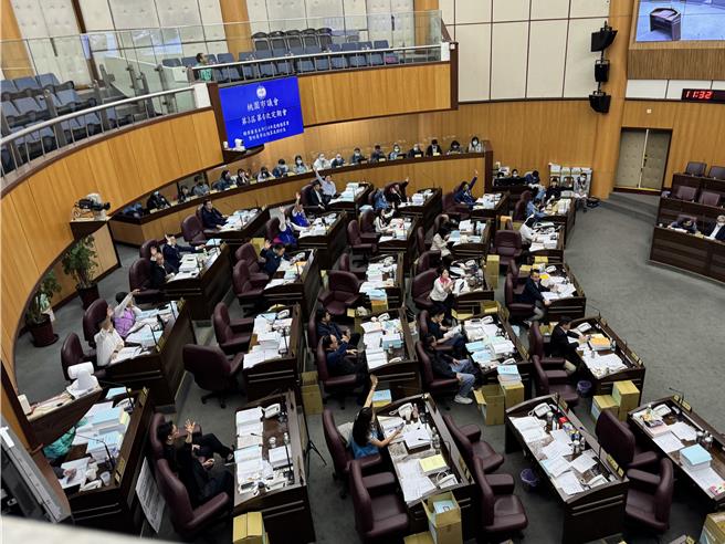 桃园市议会19日审理交通局和观旅局预算，国民党团以优势人力挡下多笔搁置，全日仅搁置观旅局600万元步道维护和120万元团体观光培力计画。（蔡依珍摄）