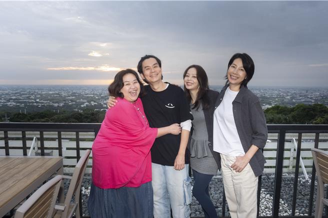 鍾欣凌（左起）、導演杜政哲、孫淑媚、丁寧19日《拜六禮拜》彰化拍戲探班。（華視、公視台語台提供）