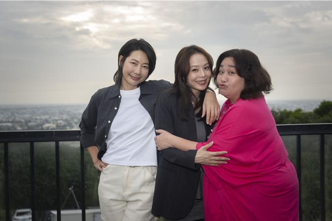 丁寧（左起）、孫淑媚、鍾欣凌合作《拜六禮拜》。（華視、公視台語台提供）