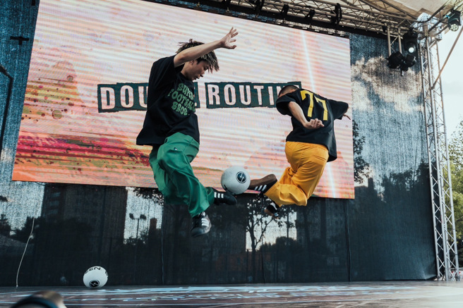 第17届「OPEN！大气球游行」邀请日本SUPER FOOTBALL BROS.来台展现精湛自由式足球技巧。（宽宽整合行销提供）