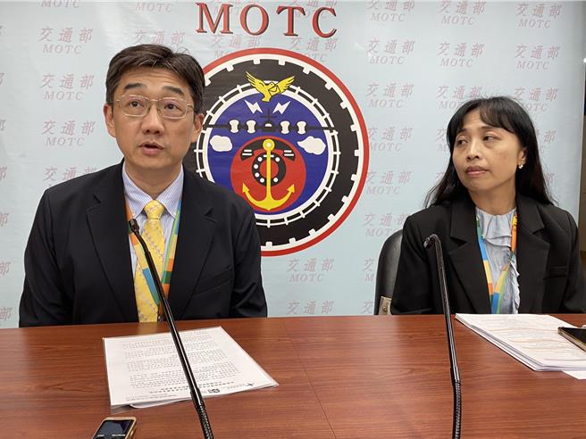 桃机公司助理副总余崇立（左）与企业发展处副处长罗文惠（右）表示，桃园国际机场今年运量估4400万余次，目标上看4500万人次，并预计2025年超越疫情前4868万人次的高峰。（陈佑诚摄）