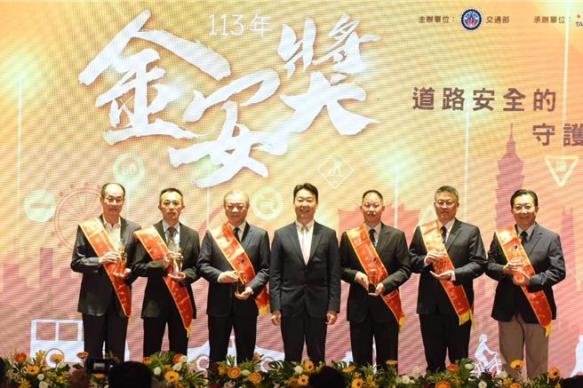 交通部金安奖新北市警察局荣获三冠王。（新北市交通警察大队提供）