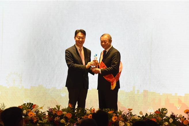 交通部金安奖新北市警察局荣获三冠王。（新北市交通警察大队提供）