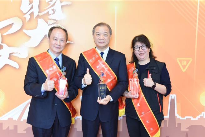 交通部金安奖新北市警察局荣获三冠王。（新北市交通警察大队提供）