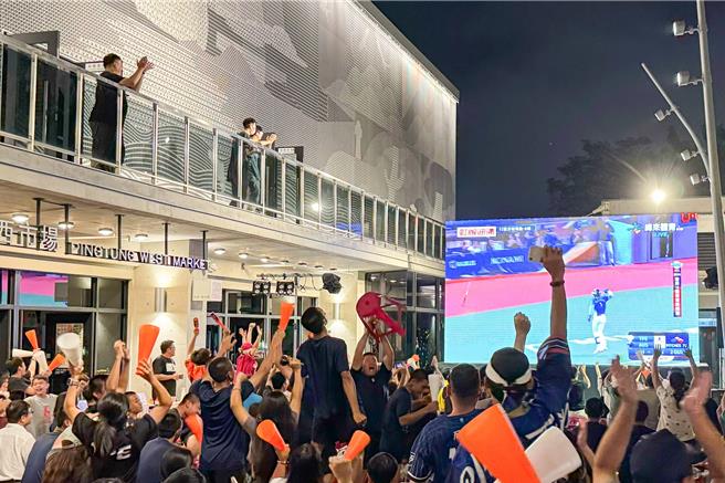 中华队在2024年世界12强棒球赛挺进4强，屏东县长周春米特别规画于21、22、23、24日在屏东西市场外架设3000吋大萤幕全程转播。（屏县府提供／谢佳潾屏东传真）