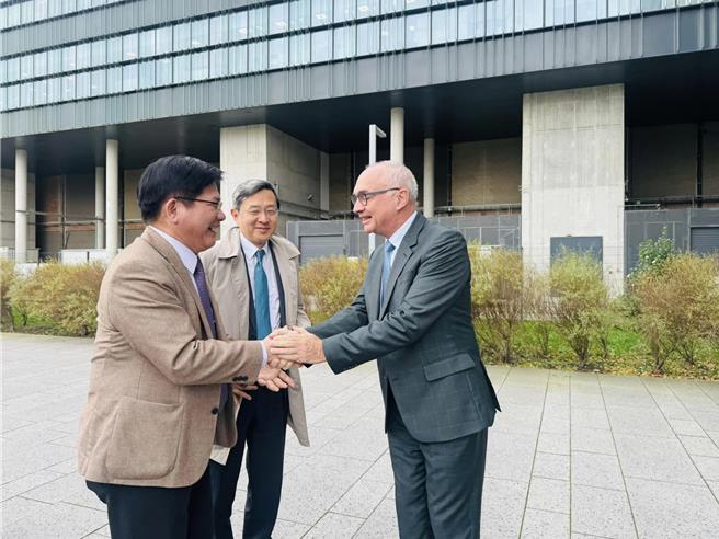 外交部長林佳龍訪問imec 校際微電子研究中心總部。（取自林佳龍臉書）