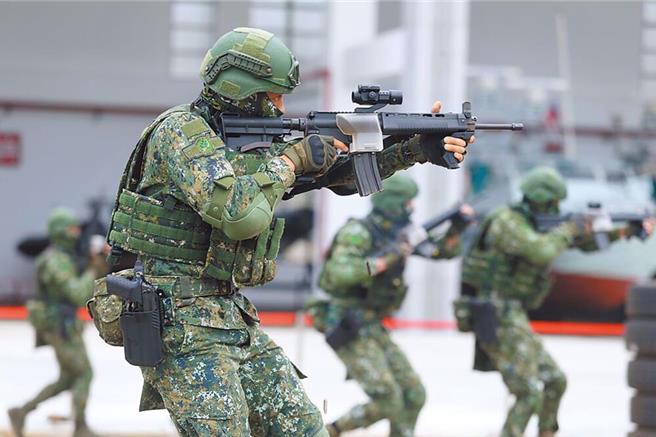 国防部拟让「不适服」官兵再入营，放宽3类入伍条件 。(示意图／中时资料库)