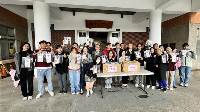 知名服饰加盟主李锺灵(二排右五)携手地方广播电台董事长丁小东(二排右六)，今日一起捐赠100多件发热衣给金门大学外籍新生，让大家都能暖暖过冬。(于家麒摄)