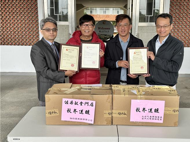 金大国际长翁瑞宏(左一)代表校方颁发感谢状给丁小东(左二)与李锺灵(右二)两位爱心企业主，感谢他们对于该校外籍新生的关心与照顾。(于家麒摄)