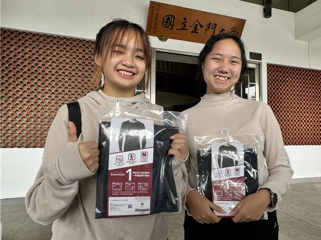 来自缅甸的孙同学(左)与印尼华裔汪同学(右)都非常感谢两位爱心老板送的发热衣，穿在身、暖在心。(于家麒摄)