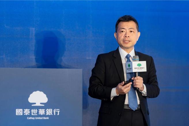 國泰世華銀行舉行「2025全球投資趨勢論壇」，國泰世華銀首席經濟學家林啟超看2025年經濟局勢。圖／國泰世華銀行提供