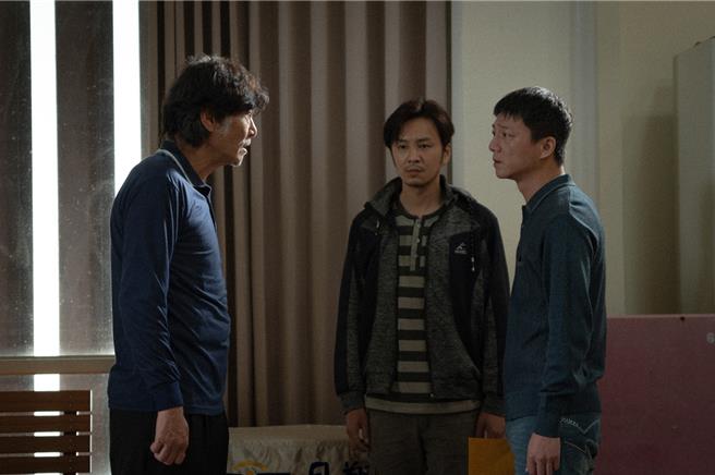 藍葦華（右）在電影裡跟張書偉（中）飾演同性伴侶，跟爸爸喜翔意見分歧。（今日影像藝術有限公司提供）