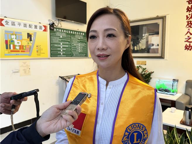 金門金龍獅子會會長周曉芸希望透過捐贈空氣消毒機，讓大同之家的長輩們享有更安全、潔淨的空氣，守護他們的健康。(于家麒攝)