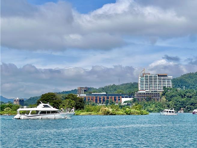 日月潭拥有湖光山色美景，是国际级景点，潭区顶级饭店战开打。（杨静茹摄）