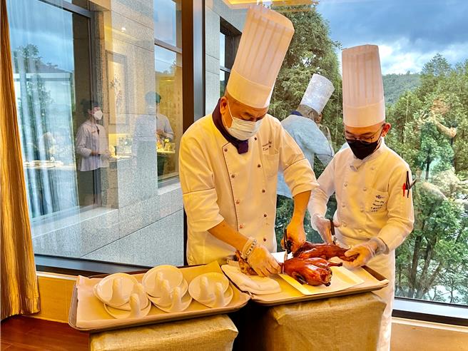 日月潭云品以米其林三星台北颐宫中餐厅主厨陈伟强为餐饮升级迎战。（杨静茹摄）